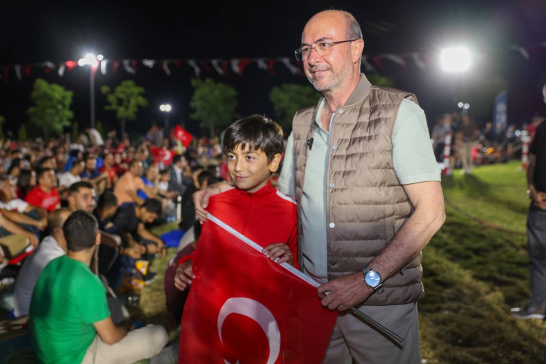 Konyalılar, milli maçı kentin sembol mekanında izledi 14